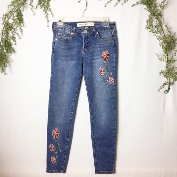 Ashley Mason Denim - [Ashley Mason] Embroidered Floral Cropped Jeans